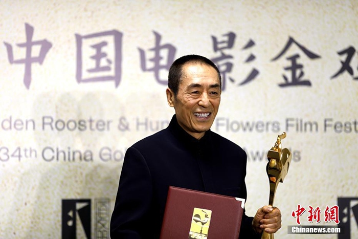 12月30日晚，第34屆中國電影金雞獎頒獎典禮在福建省廈門市舉行。張藝謀以執(zhí)導(dǎo)《懸崖之上》榮膺最佳導(dǎo)演獎。 <a target='_blank' href='/'>中新社</a>記者 呂明 攝