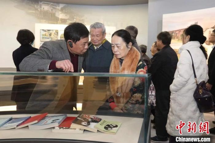 船政后裔在參觀新館?！￡悤造o 攝