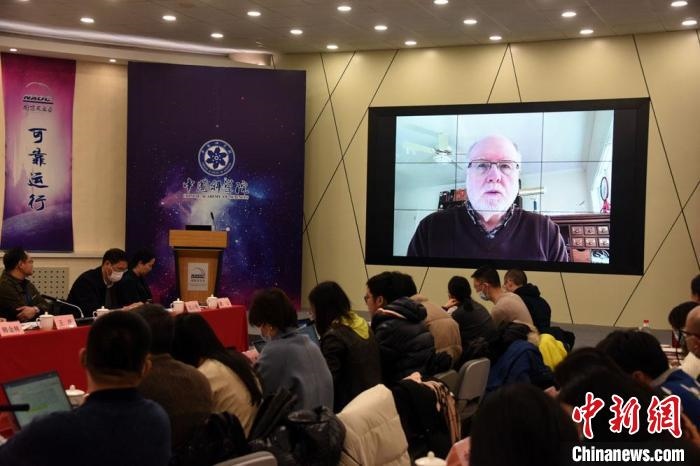 美國伊利諾伊大學教授理查德？克魯切爾通過視頻點評FAST測量星際磁場最新研究成果?！?lt;a target='_blank' href='/'>中新社</a>記者 孫自法 攝