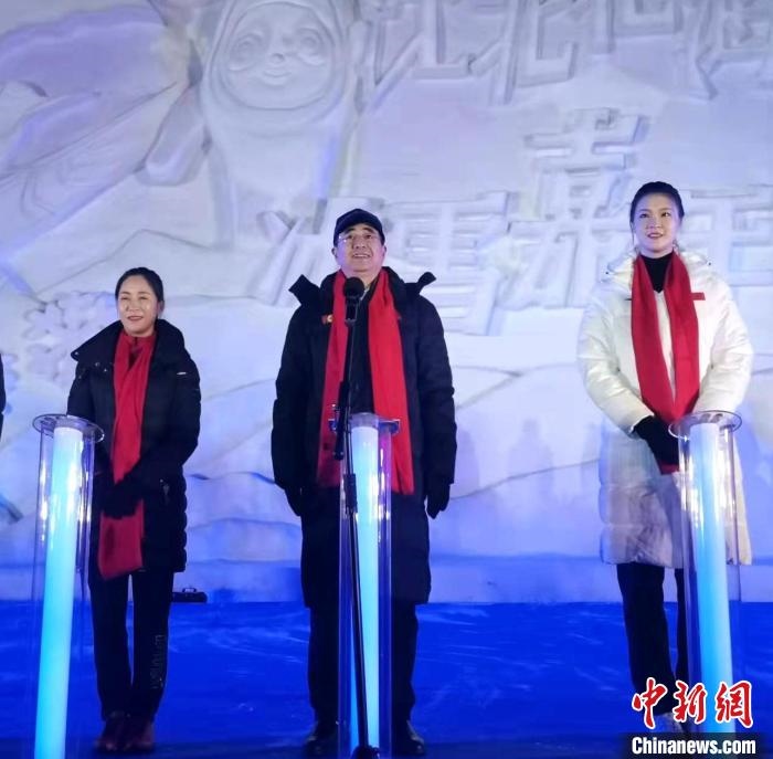 前女排國家隊隊長奧運冠軍惠若琪(右一)，中國女子田徑競走奧運冠軍王麗萍(左一)助陣當晚活動?！≮w桂華 攝