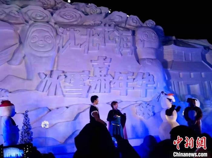 活動現(xiàn)場表演的《冰雪奇緣》很受歡迎?！≮w桂華 攝