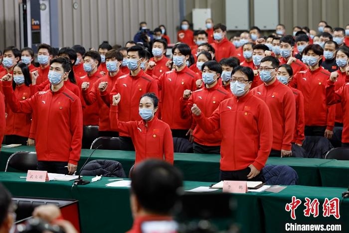 1月5日晚，全力沖刺北京冬奧學(xué)習(xí)座談會(huì)在北京舉行，座談會(huì)后，中國(guó)冰雪國(guó)家集訓(xùn)隊(duì)全體成員起立，齊聲高呼：“中國(guó)冰雪，加油！加油！加油！” <a target='_blank' href='/'>中新社</a>記者 富田 攝
