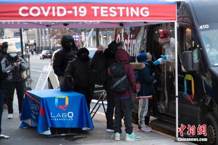 當(dāng)?shù)貢r間1月4日，美國紐約一處新冠病毒檢測站為居民做檢測。<a target='_blank' href='/'>中新社</a>記者 廖攀 攝