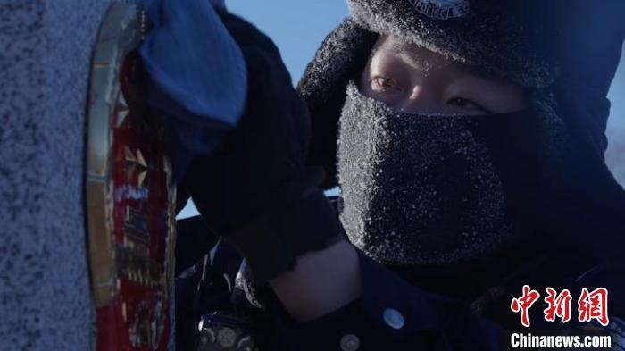圖為恩和哈達邊境派出所的9名民警踏雪巡邊?！⒕S明 攝