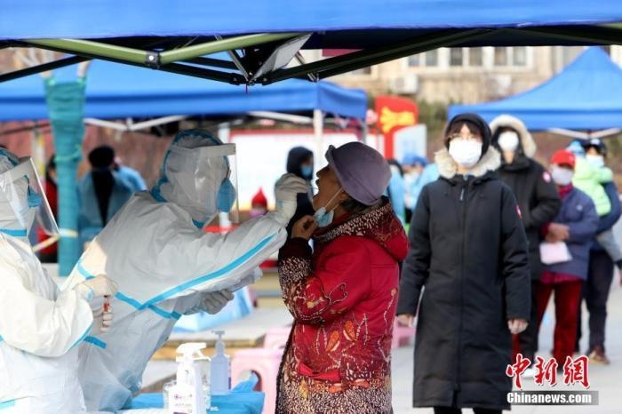 資料圖：1月9日，天津市南開(kāi)大學(xué)西南村，社區(qū)組織市民進(jìn)行核酸檢測(cè)。 <a target='_blank' href='/'>中新社</a>記者 張道正 攝