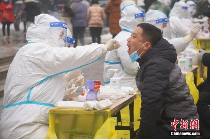 資料圖：圖為鄭州市民接受核酸檢測(cè)。 <a target='_blank' href='/'>中新社</a>記者 韓章云 攝