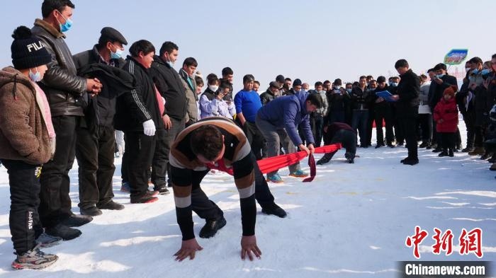 在雪地上舉行的少數(shù)民族傳統(tǒng)體育項(xiàng)目押加?！“统h融媒體中心供圖