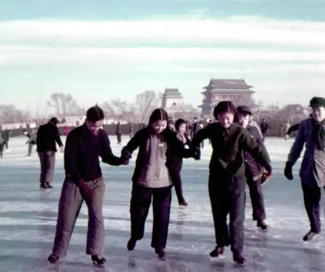 1955年，在什剎海學(xué)習(xí)溜冰的大學(xué)生。(圖源：人民畫報(bào))