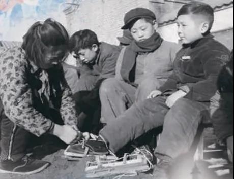 上世紀(jì)50年代，孩子們在穿木板冰鞋。(圖源：北京日報(bào))