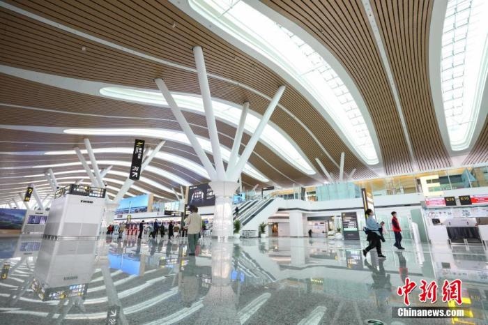 資料圖：貴陽龍洞堡國際機場T3航站樓出發(fā)大廳。 瞿宏倫 攝