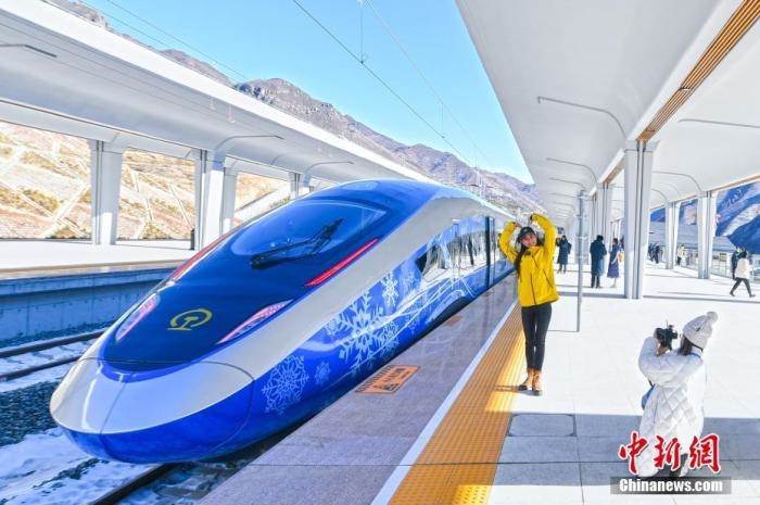 1月12日，河北省張家口市崇禮區(qū)，路側(cè)矗立的北京冬奧會標(biāo)志。崇禮11日迎來降雪，雪后的崇禮冬奧氛圍濃。 <a target='_blank' href='/'>中新社</a>記者 賈天勇 攝