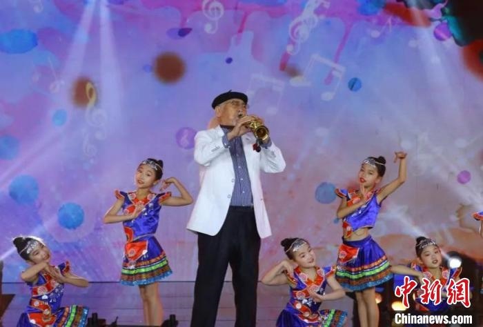 范圣琦演奏薩克斯《阿細(xì)跳月》。　北京民政部門供圖
