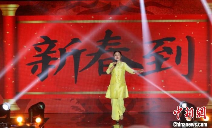 朱明瑛演唱《新春到》。　北京民政部門供圖