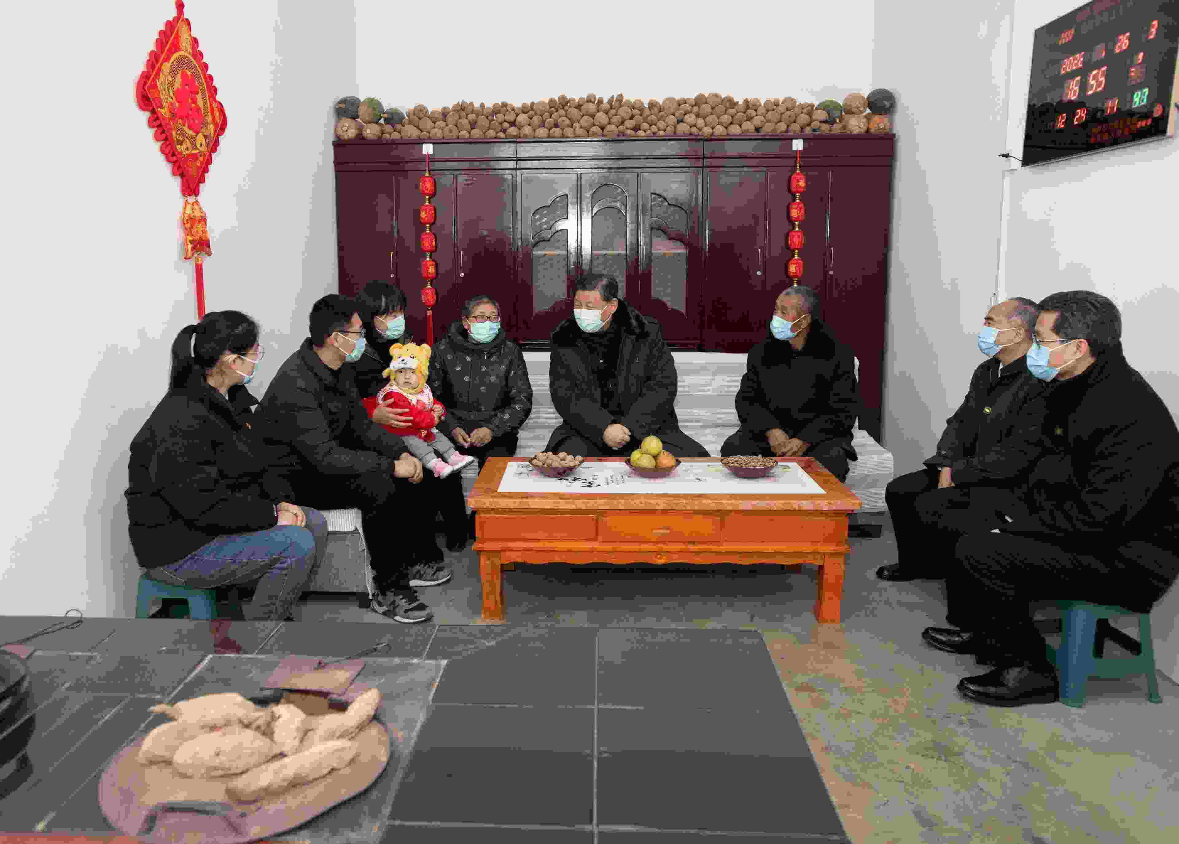△2022年1月26日，中共中央總書記、國家主席、中央軍委主席習近平在臨汾市汾西縣僧念鎮(zhèn)段村同村民蔡文明一家親切交流。