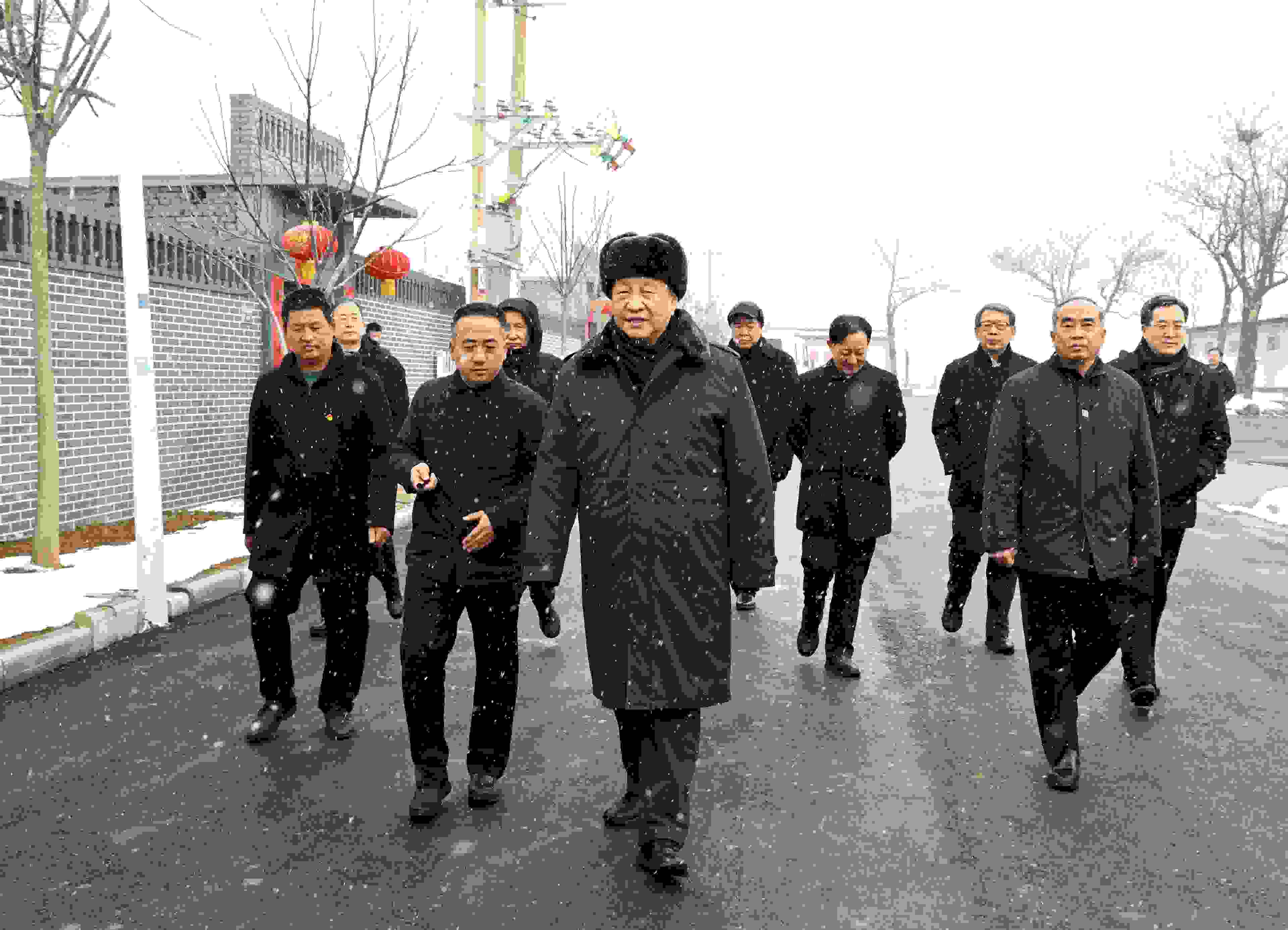 △2022年1月26日，中共中央總書記、國家主席、中央軍委主席習近平冒雪在臨汾市霍州市師莊鄉(xiāng)馮南垣村考察。
