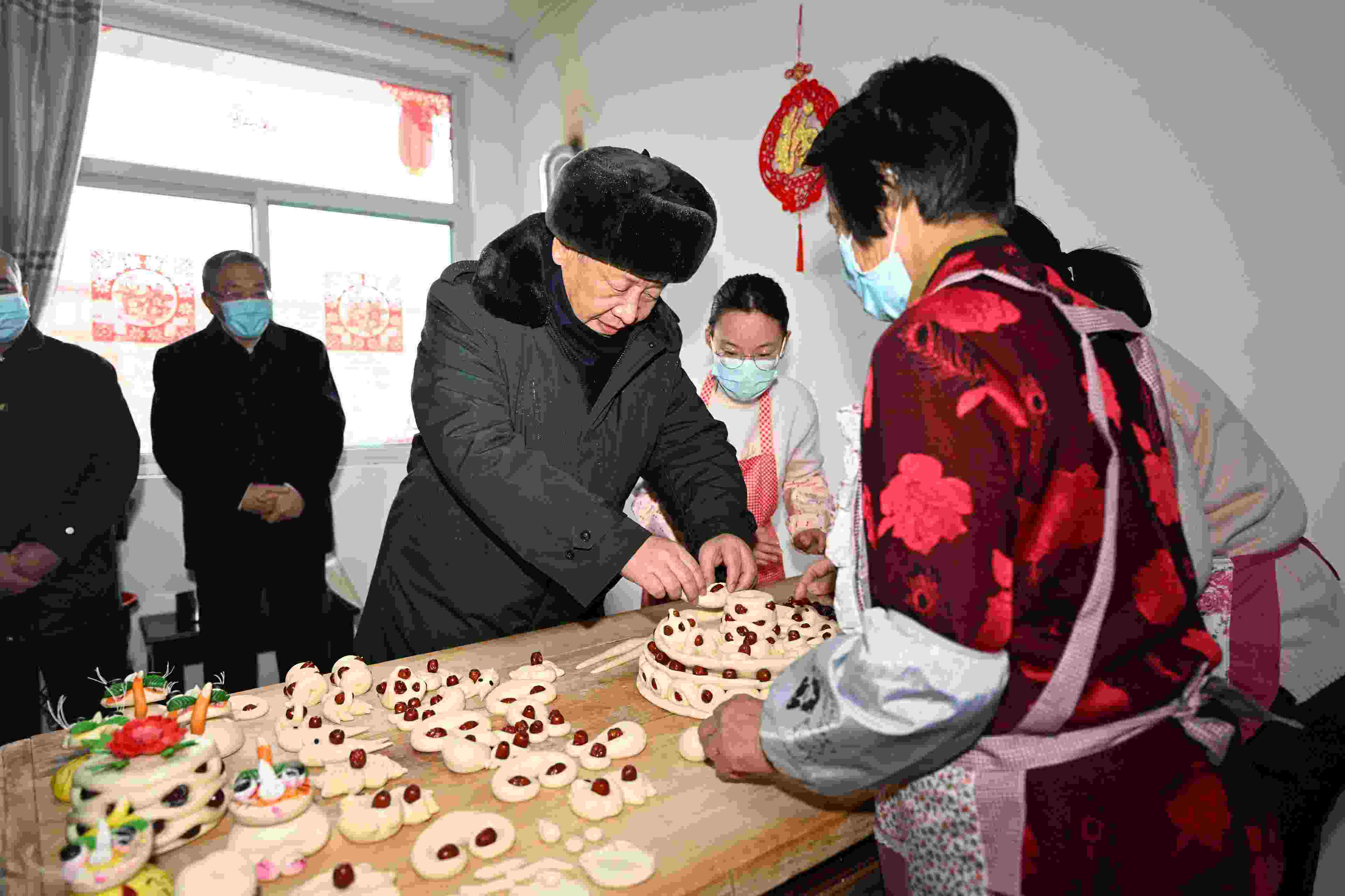 △2022年1月26日，中共中央總書記、國家主席、中央軍委主席習近平在臨汾市霍州市師莊鄉(xiāng)馮南垣村，同師紅兵一家做年饃。