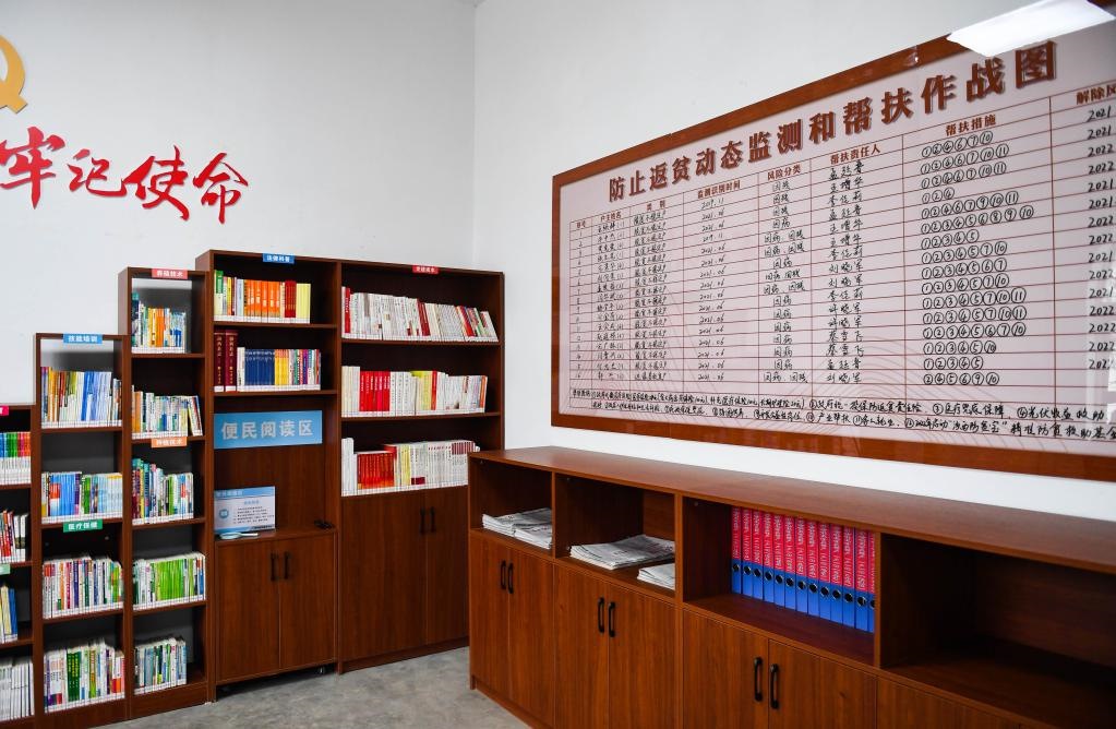 1月27日，段村村委會(huì)內(nèi)的防止返貧動(dòng)態(tài)監(jiān)測(cè)和幫扶作戰(zhàn)圖。新華社記者 柴婷 攝