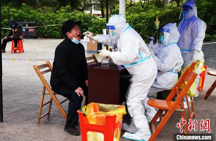 圖為德?？h組織民眾接受核酸檢測?！〉卤？h融媒體中心供圖