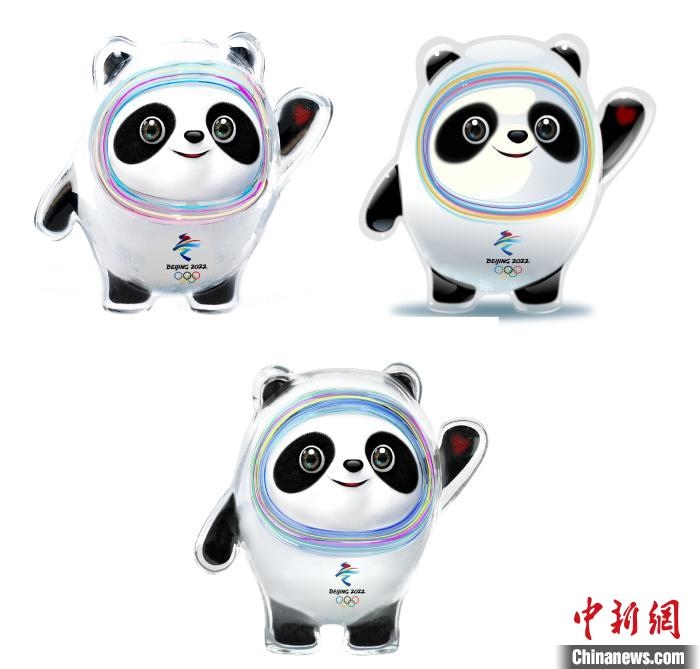 設(shè)計(jì)團(tuán)隊(duì)將“冰絲帶”的形象引入大熊貓后逐漸成型。上方兩個(gè)形象還是外八字腳，下方形象為最終定稿?！⑵皆乒﹫D
