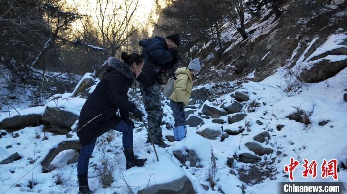 圖為工作人員發(fā)現(xiàn)疑似放歸雪豹的痕跡(資料圖)。　內(nèi)蒙古賀蘭山國家級自然保護(hù)區(qū)供圖