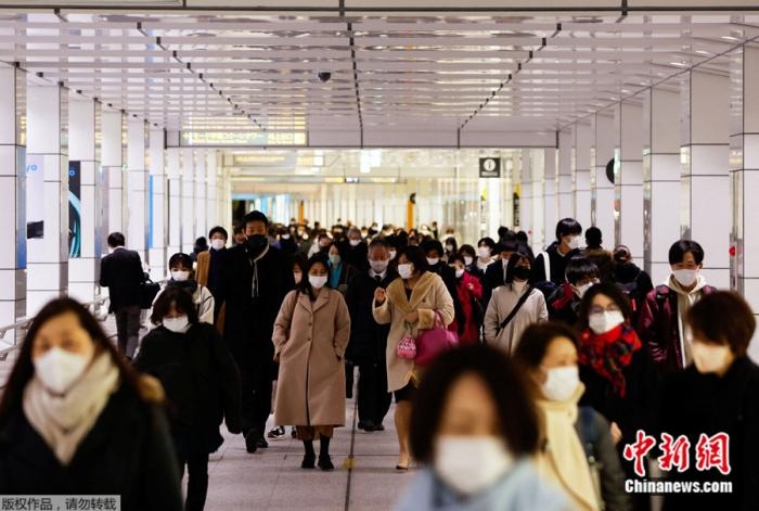 日本民眾戴著口罩走過(guò)東京一座火車站的大廳