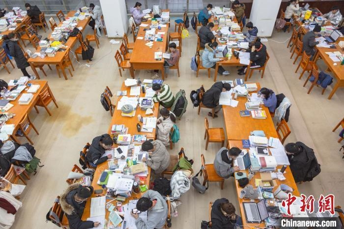 資料圖：南昌大學(xué)圖書館自習(xí)室內(nèi)，考生正在緊張復(fù)習(xí)。　劉力鑫 攝