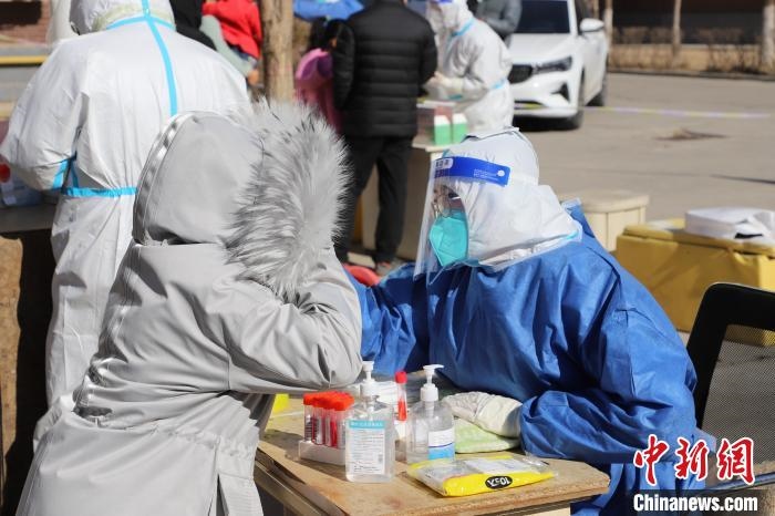 呼和浩特市民做核酸?！埩只?攝
