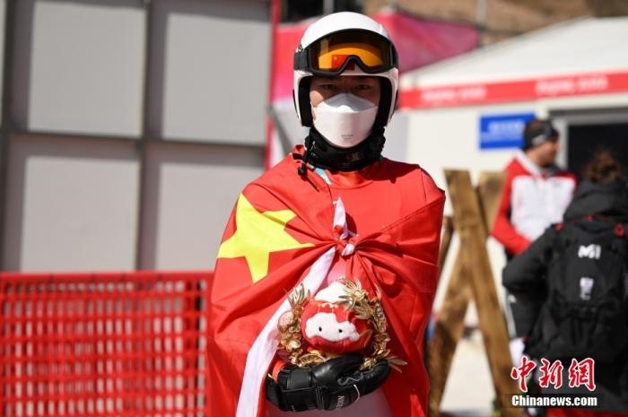 3月6日，中國選手梁景怡在賽后手捧吉祥物。當(dāng)日，北京2022年冬殘奧會殘奧高山滑雪男子超級大回轉(zhuǎn)-站姿決賽在國家高山滑雪中心舉行，中國選手梁景怡奪得冠軍。 <a target='_blank' href='/'>中新社</a>記者 劉冉陽 攝 　