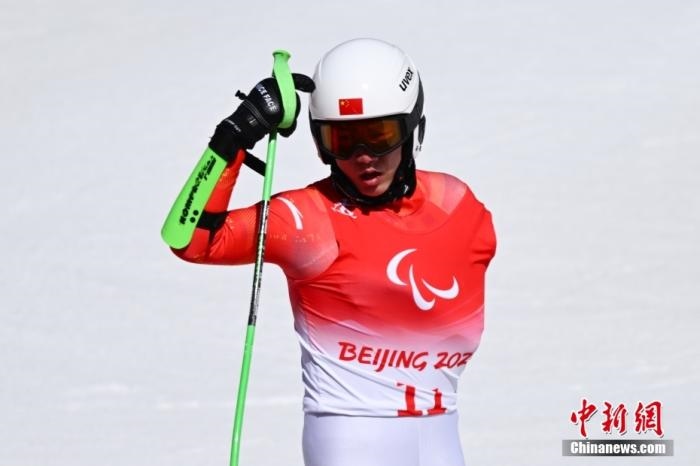 3月6日，中國選手梁景怡賽后慶祝勝利。當(dāng)日，北京2022年冬殘奧會殘奧高山滑雪男子超級大回轉(zhuǎn)-站姿決賽在國家高山滑雪中心舉行，中國選手梁景怡奪得冠軍。 <a target='_blank' href='/'>中新社</a>記者 劉冉陽 攝 　