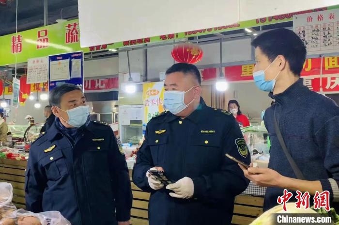 圖為執(zhí)法人員進(jìn)行調(diào)查。　李婷婷　攝