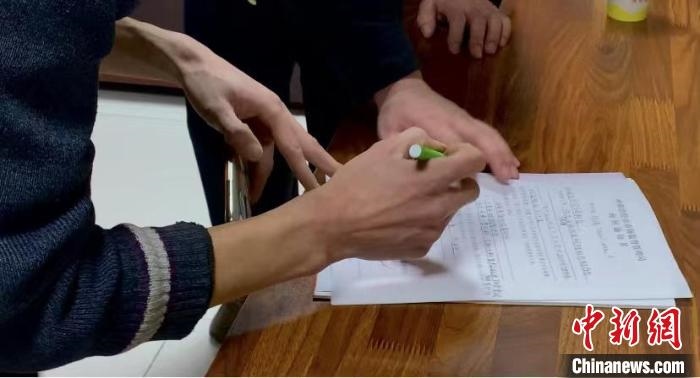 圖為現(xiàn)場(chǎng)下達(dá)詢問通知書?！±铈面?攝