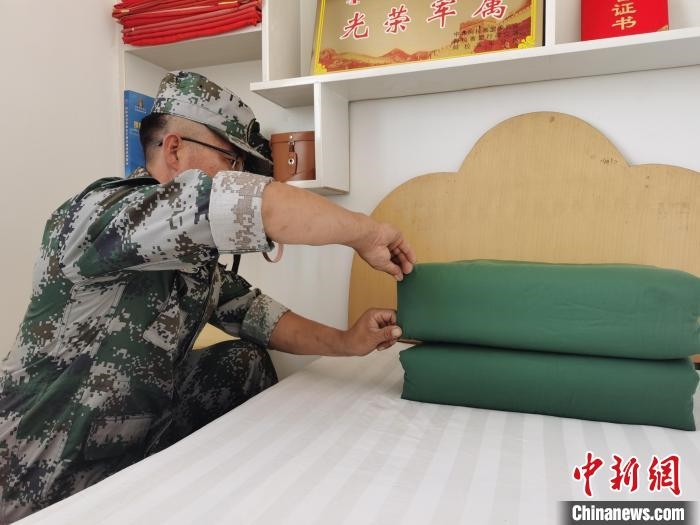 圖為謝寶民以軍人標(biāo)準(zhǔn)要求自己。　受訪者供圖