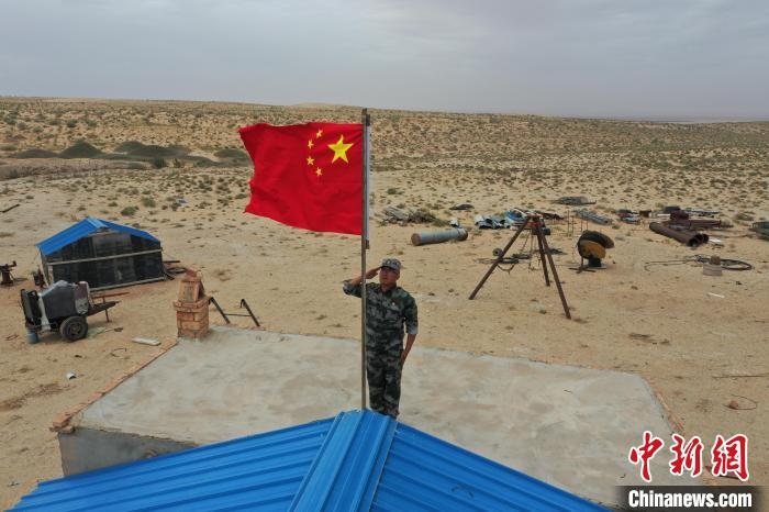 圖為每天升旗是謝寶民的必修課?！∈茉L者供圖