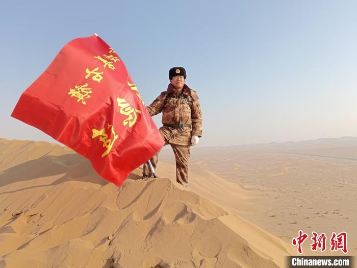 圖為在荒漠中駐守的謝寶民?！∈茉L者供圖