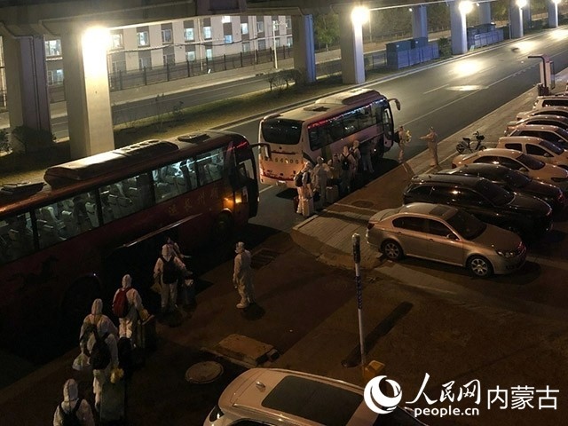 高校學(xué)生有序登車(chē)，前往隔離點(diǎn)。內(nèi)蒙古教育廳供圖