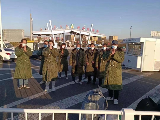 護送農(nóng)民工安全返鄉(xiāng)。賽罕區(qū)民政局供圖