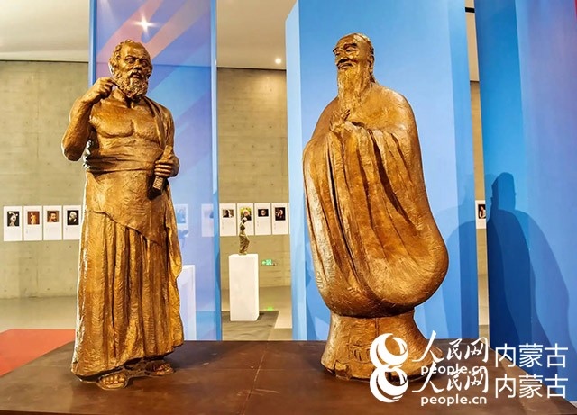 吳為山作品《神遇——孔子與蘇格拉底的對話》。實習(xí)生 楊光攝