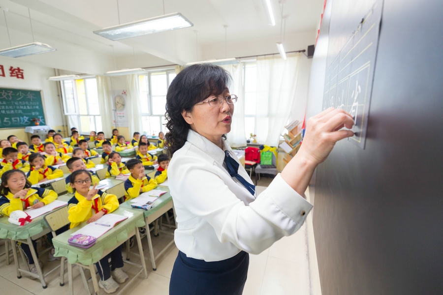 民族路小學(xué)（迎賓校區(qū)），語文老師燕凌云正在帶領(lǐng)同學(xué)們書寫漢字.jpg