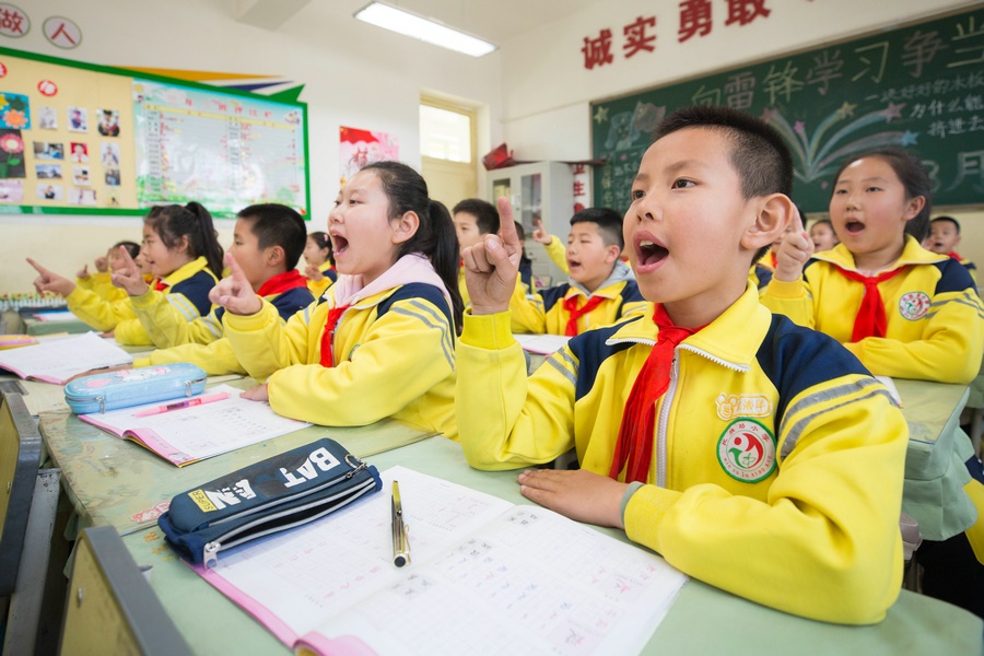 民族路小學(xué)（迎賓校區(qū)），同學(xué)們用手指虛劃筆順掌握字形（1）.jpg