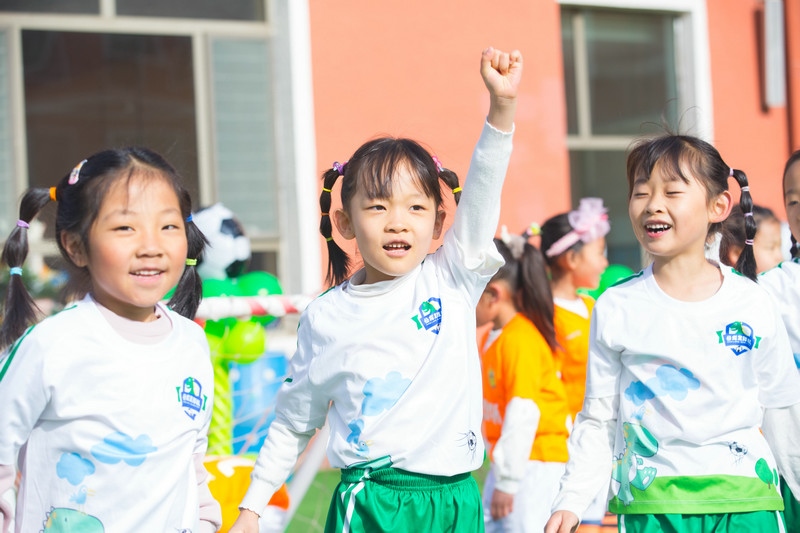 7.趣味比賽中，取得進(jìn)球的孩子正在慶祝.jpg