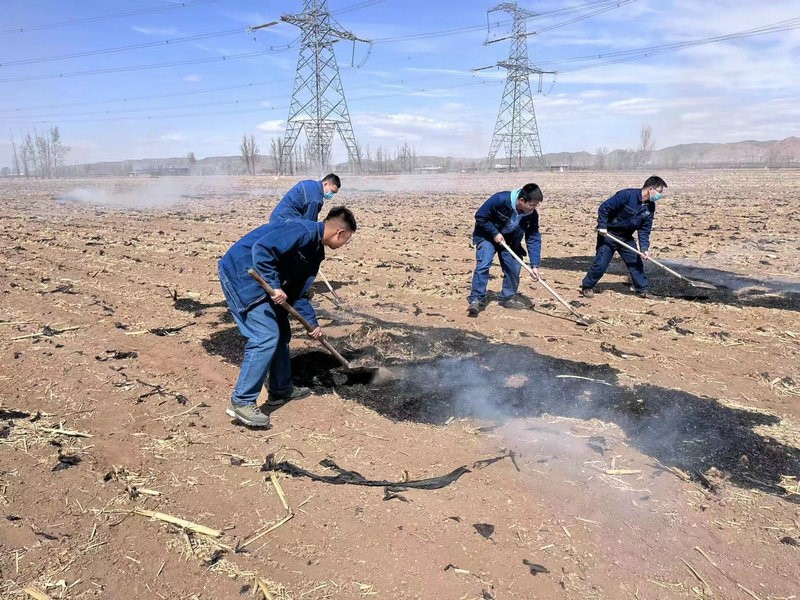 運(yùn)行人員對秸稈進(jìn)行掩埋.jpg