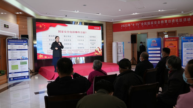 線下聯(lián)合各國家安全委員單位同步開展“國家安全進(jìn)社區(qū)”活動(dòng)，現(xiàn)場(chǎng)通過以國家安全知識(shí)問答為主線，穿插烏蘭牧騎演出、國家安全宣講、發(fā)放國家安全法律法規(guī)讀本等形式，圍繞什么是國家安全、國家安全包含哪些內(nèi)容、如何維護(hù)國家安全等方面，為社區(qū)老百姓開展宣傳宣講，同時(shí)作為現(xiàn)場(chǎng)“進(jìn)社區(qū)”活動(dòng)與線上直播活動(dòng)連線，把現(xiàn)場(chǎng)熱烈氣氛帶到網(wǎng)絡(luò)，與大家共同分享。 (4)_副本.jpg