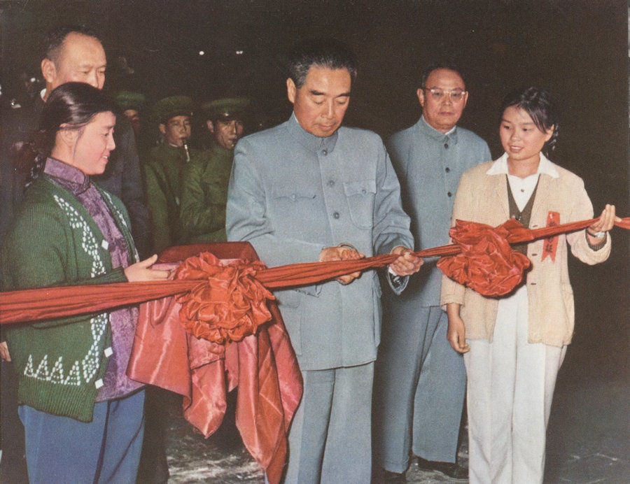 1959年10月15日，周恩來總理親自為包鋼一號高爐出鐵剪彩。.jpg