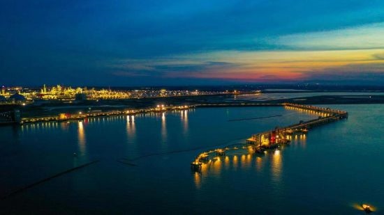 圖為中科煉化自建港口碼頭，30萬噸級原油泊位