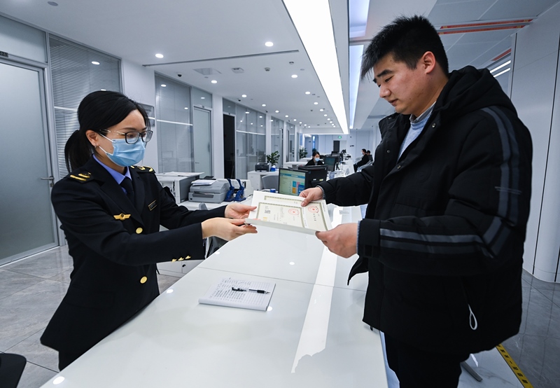 2023年2月8日，浙江省湖州市吳興區(qū)，企業(yè)負責(zé)人在中小微企業(yè)一站式服務(wù)平臺領(lǐng)取營業(yè)執(zhí)照。