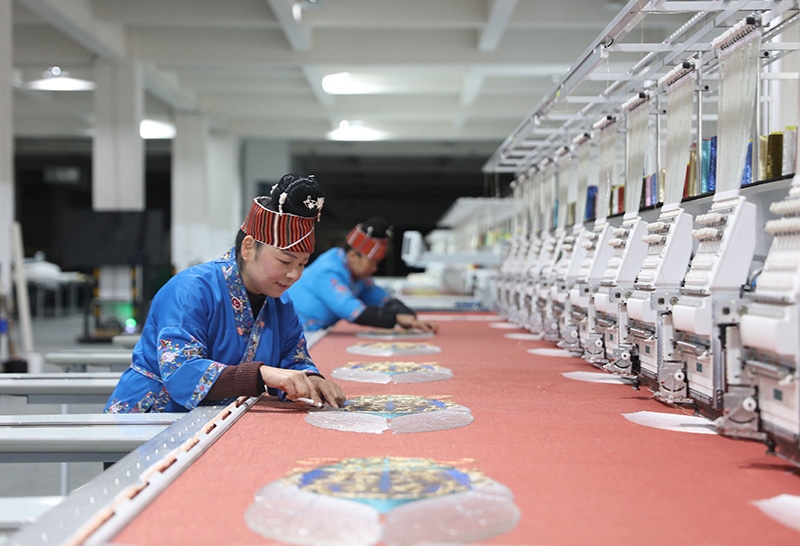 2023年2月13日，貴州省黔東南苗族侗族自治州施秉縣工業(yè)園區(qū)，工人在機繡車間作業(yè)。