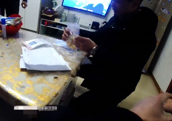 失主對(duì)照清單清點(diǎn)黃金等貴重物品。資陽市公安供圖