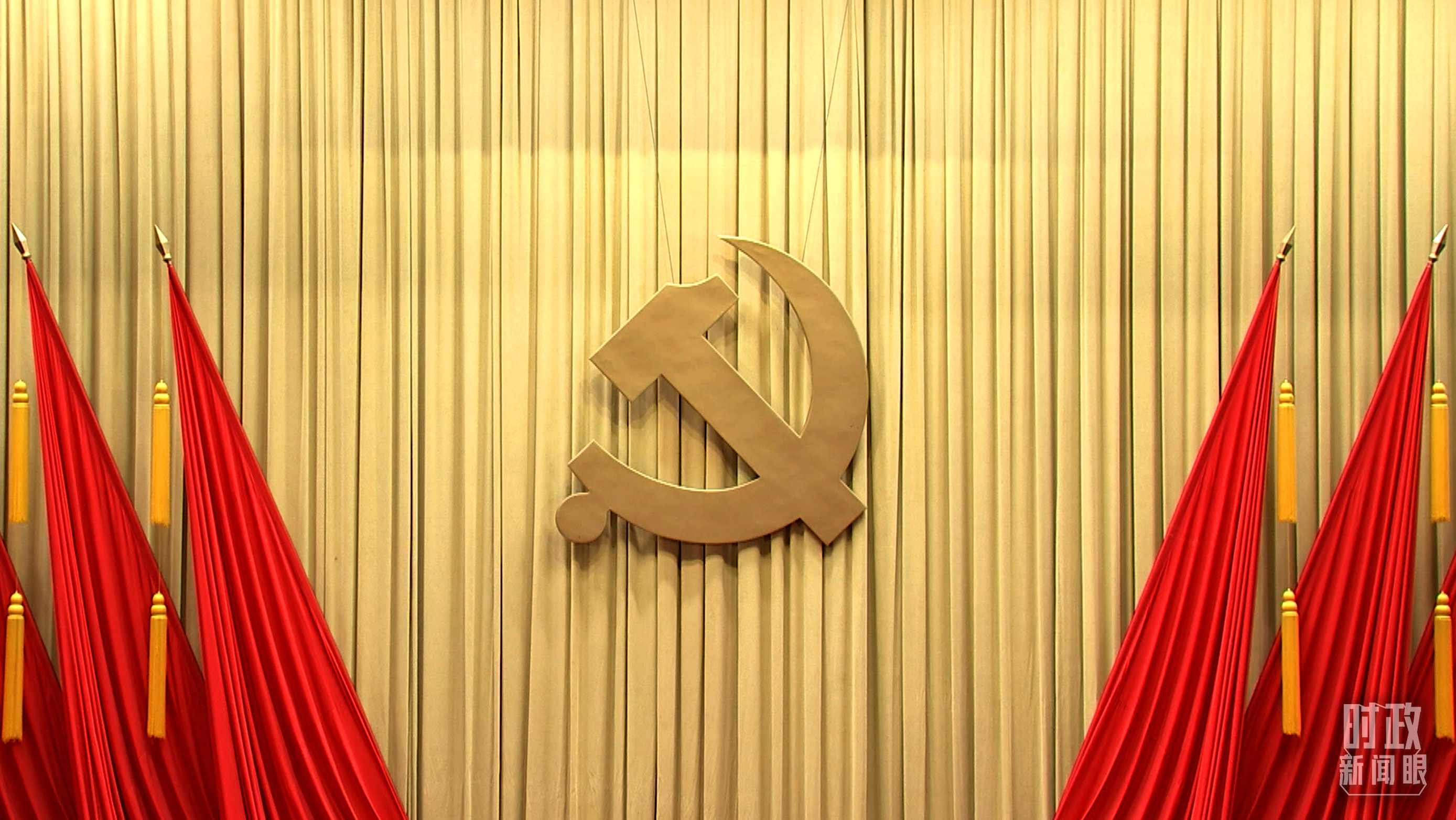 △會(huì)場(chǎng)上莊嚴(yán)的黨徽。（總臺(tái)央視記者郭鴻拍攝）