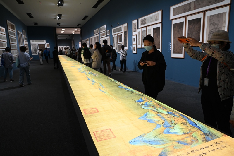 參觀者在中國國家博物館的“盛世修典——‘中國歷代繪畫大系’成果展”上觀看放大兩倍的《千里江山圖》燈光特效圖（2022年9月29日攝）。