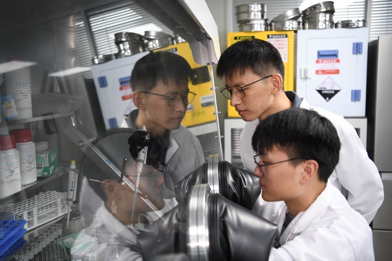 2022年10月19日，中國(guó)科學(xué)技術(shù)大學(xué)地球和空間科學(xué)學(xué)院研究員、青年教師郝記華（后）在實(shí)驗(yàn)室與學(xué)生交流。